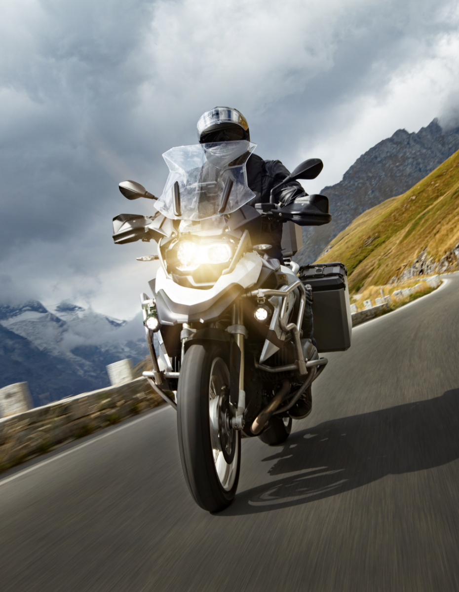 Motorradfahrer auf der Autobahn